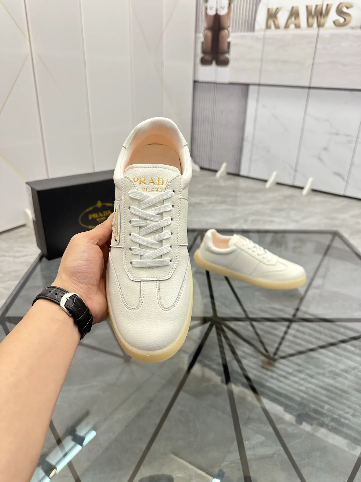 Men's shoes: 💰P400¥ Product trademark: Prada *"Prada*" low-top casual shoes Regular size: 38-44 (can be customized to 45) Product materials: imported cowhide upper, sheepskin lining, original outsole. Number: 020